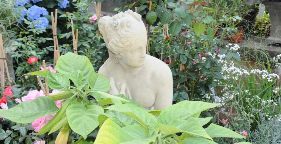 Skulptur einer Frau im Garten beim Hofcafé